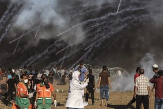 Israelische Sicherheitskräfte feuern Tränengasgranaten auf palästinensische Demonstranten an der Grenze zu Israel.
