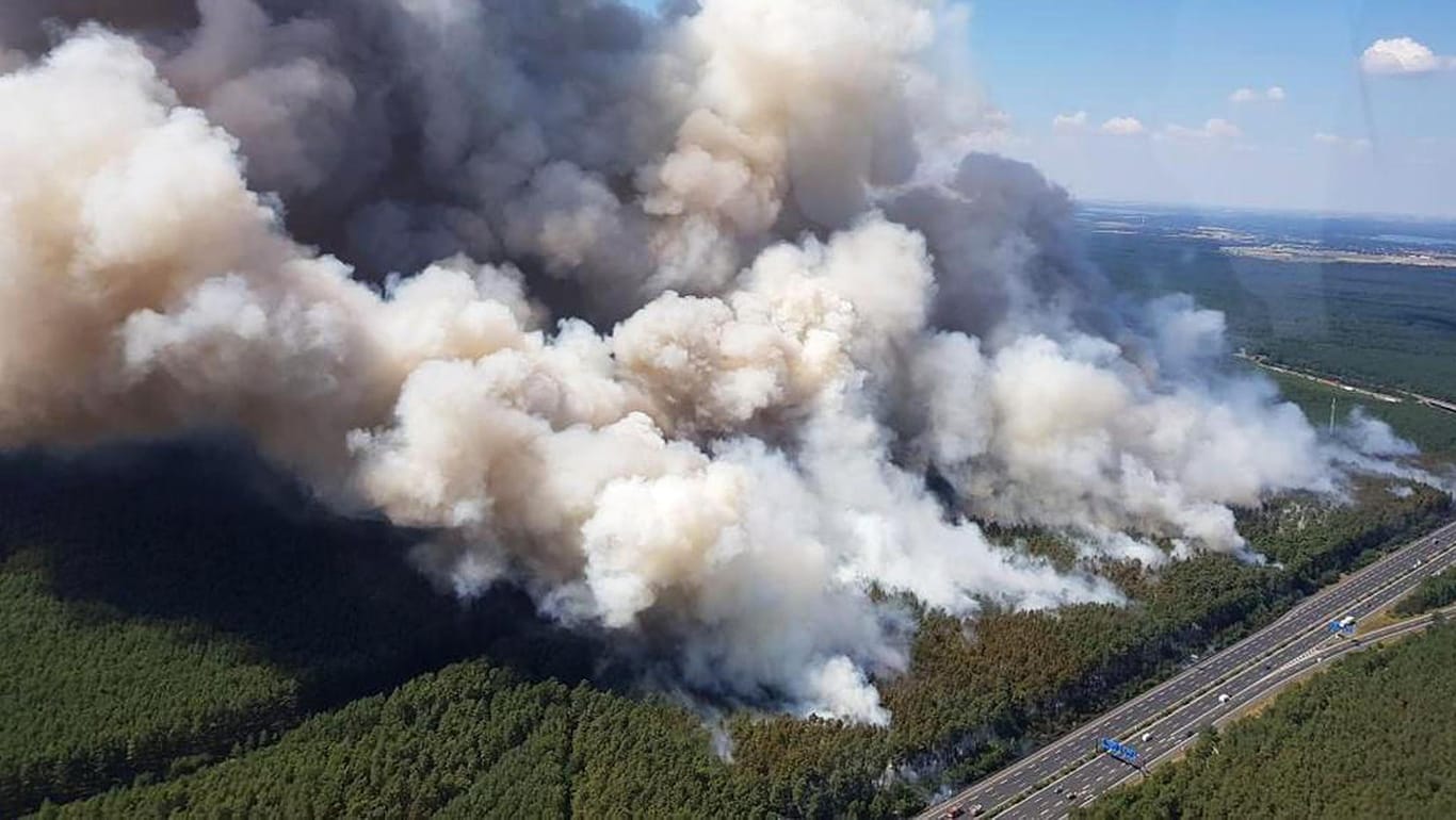 Ein Waldbrand in dem Waldstück zwischen Dreieck Potsdam und Fichtenwalde: Das Feuer entstand direkt an der Autobahn A9 - und breitete sich rasend schnell aus. Wenig später stehen 90 Hektar Wald in Flammen.