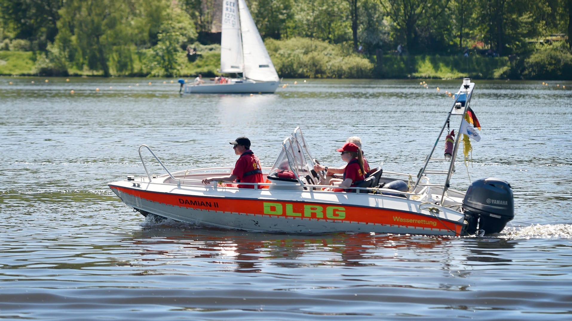 Essen: Ein Team der DRLG fährt mit einem Rettungsboot auf dem Baldeneysee: In Deutschland sind in den ersten sieben Monaten diesen Jahres 280 Menschen ertrunken, 38 mehr als im Vorjahreszeitraum.