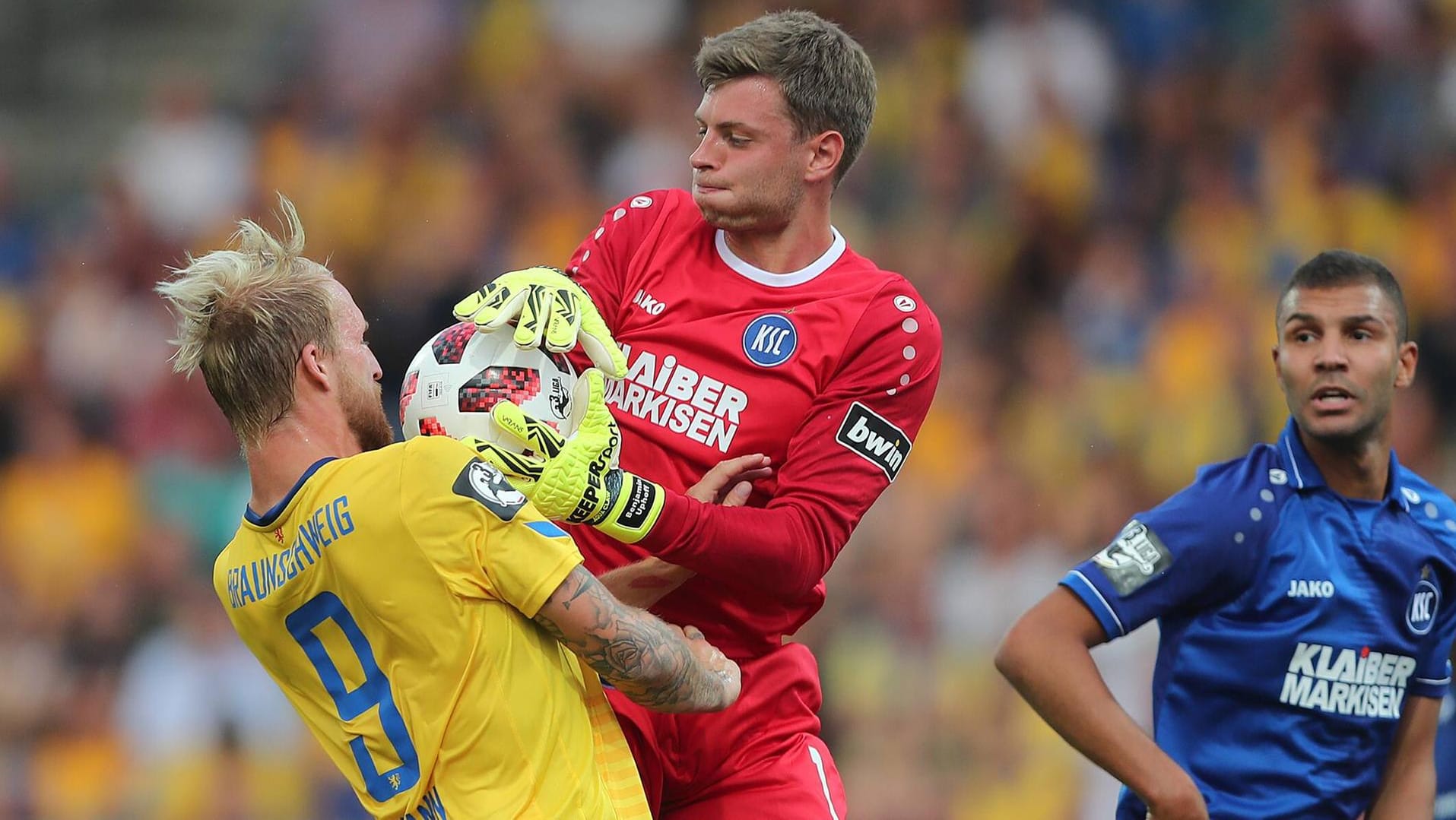 Konnte KSC-Keeper Benjamin Uphoff nicht überwinden: Eintracht-Stürmer Philipp Hoffmann