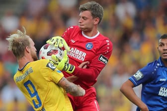 Konnte KSC-Keeper Benjamin Uphoff nicht überwinden: Eintracht-Stürmer Philipp Hoffmann