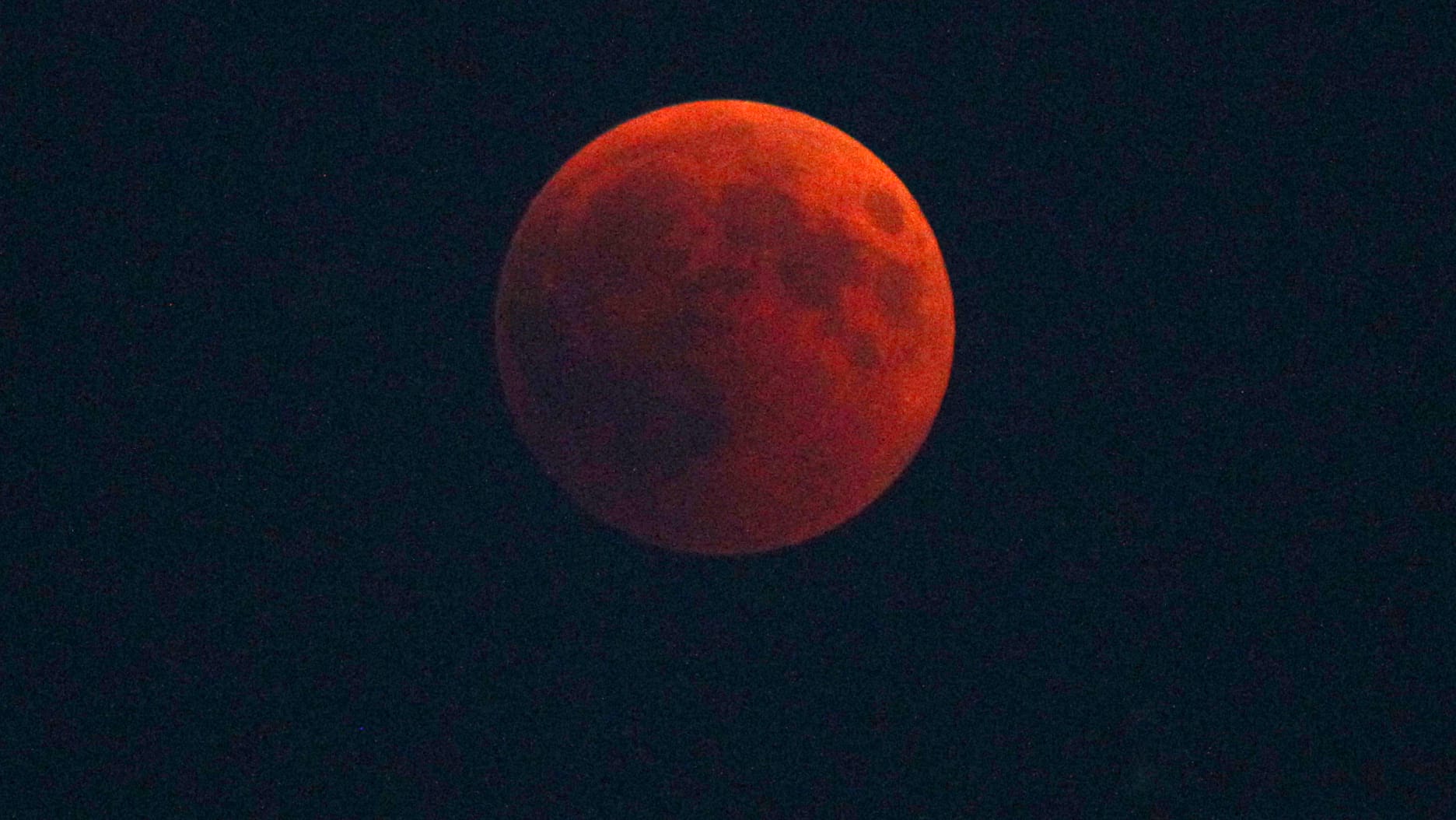 Füssen in Bayern: Der Erdschatten schiebt sich über den rötlichen Vollmond.