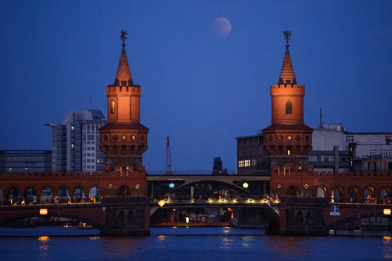 Berlin: Der Vollmond über der Oberbaumbrücke an der Spree.