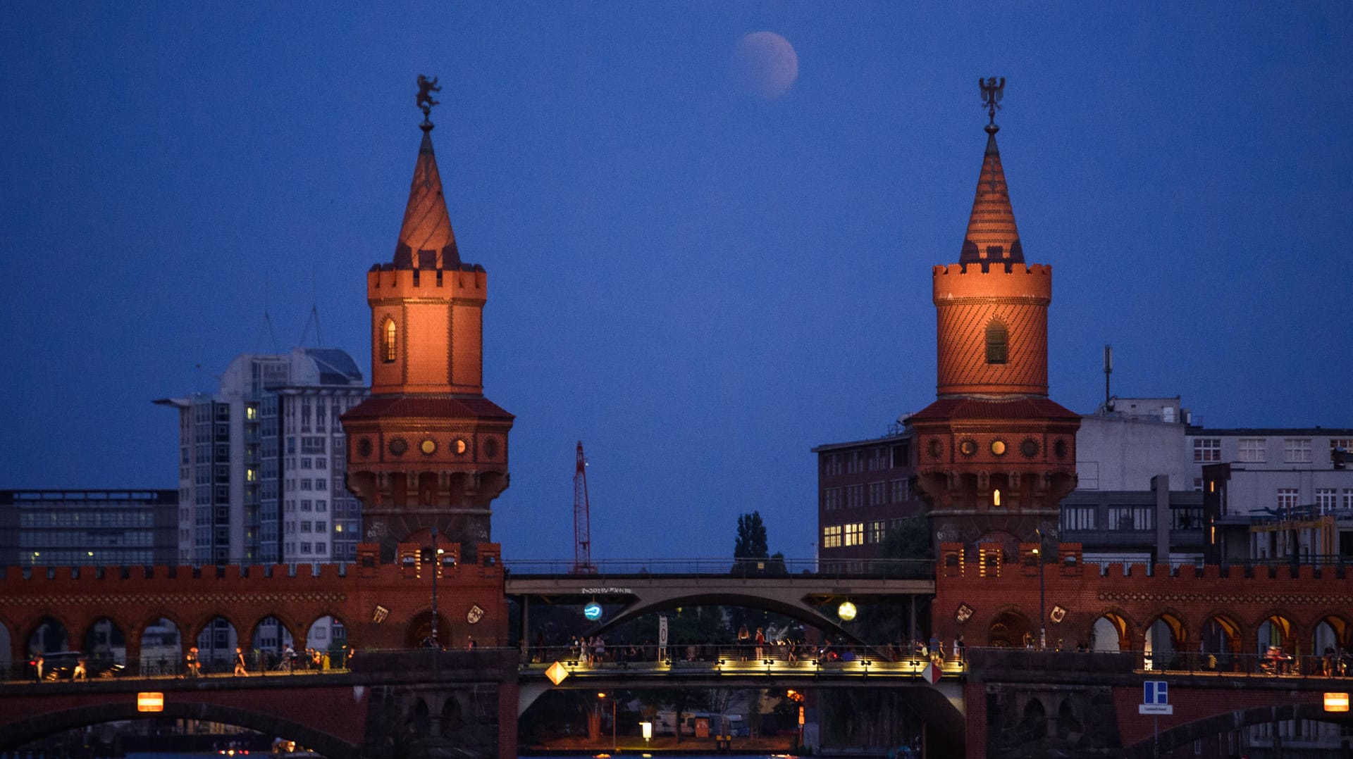 Berlin: Der Vollmond über der Oberbaumbrücke an der Spree.