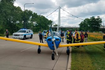 Das Kleinflugzeug vom Typ Ercoupe 415 steht auf einer Stadtautobahn in Chicago: Der Pilot hat eine spektakuläre Notlandung absolviert.