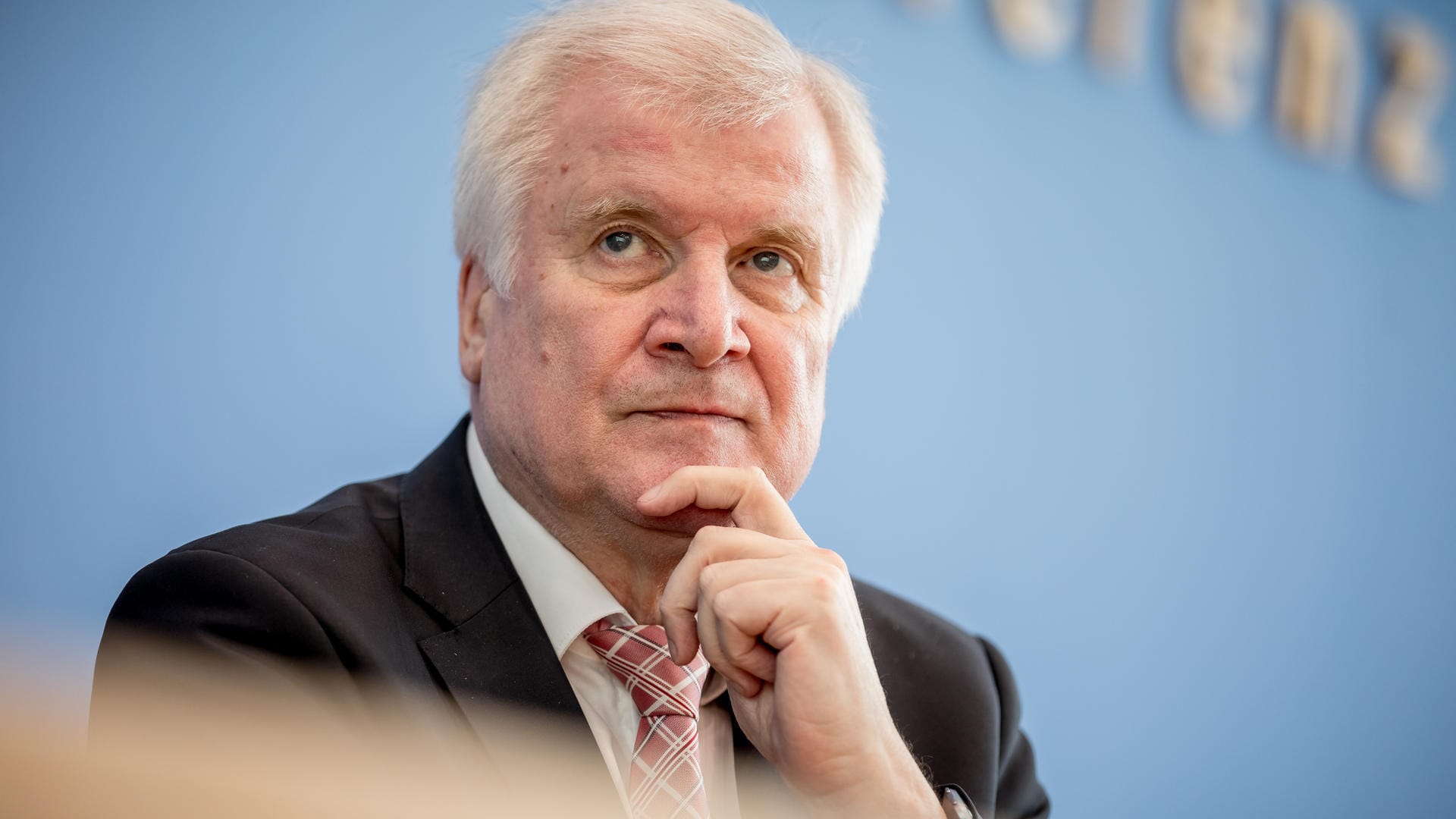 Horst Seehofer auf einer Pressekonferenz: Der Bundesinnenminister wird von Amtskollegen der Länder scharf kritisiert.