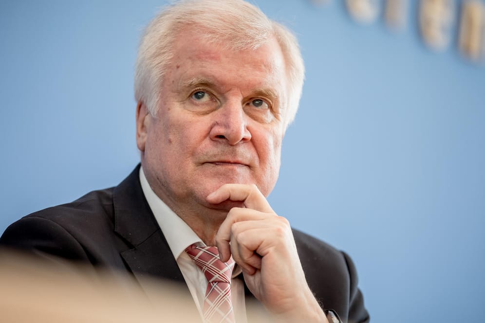 Horst Seehofer auf einer Pressekonferenz: Der Bundesinnenminister wird von Amtskollegen der Länder scharf kritisiert.