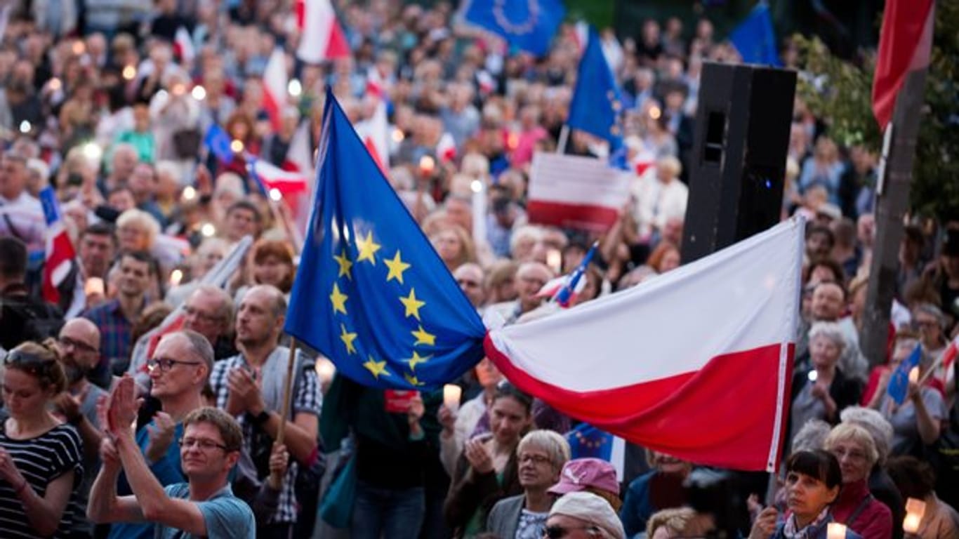 Dass Regierungskritiker in zahlreichen polnischen Städten gegen die umstrittenen Justizreformen protestieren, sieht Polens Außenminister als klaren Beweis dafür, "dass unser Land die demokratischen Standards erfüllt und allen interessierten Parteien erlaubt, ihre Meinung zu äußern".
