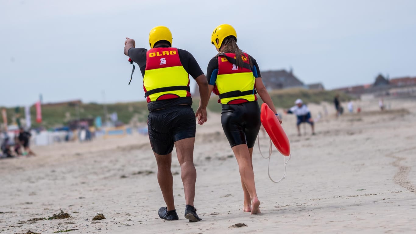Rettungsschwimmer am Strand (Symbolbild): Vor Usedom ist ein Mann ertrunken, eine Frau konnte gerettet werden.