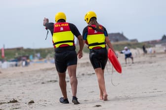 Rettungsschwimmer am Strand (Symbolbild): Vor Usedom ist ein Mann ertrunken, eine Frau konnte gerettet werden.