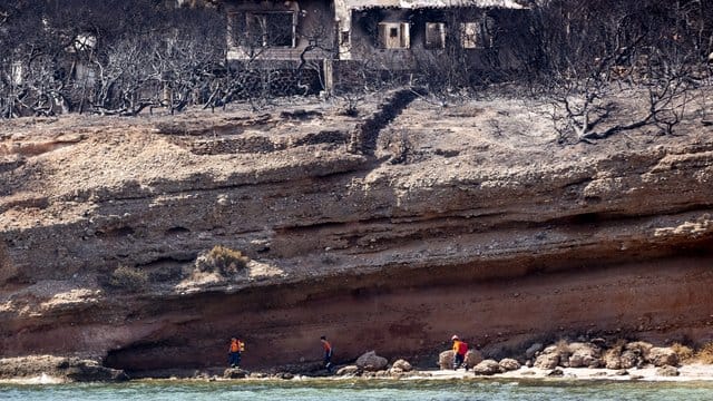Freiwillige suchen die Küste vor Mati nach weiteren Opfern ab. Freiwillige suchen die Küste vor Mati nach weiteren Opfern ab.