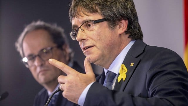 Carles Puigdemont auf einer Pressekonferenz mit Quim Torra, amtierender Regionalpräsident von Katalonien, in Brüssel. Carles Puigdemont auf einer Pressekonferenz mit Quim Torra, amtierender Regionalpräsident von Katalonien, in Brüssel.