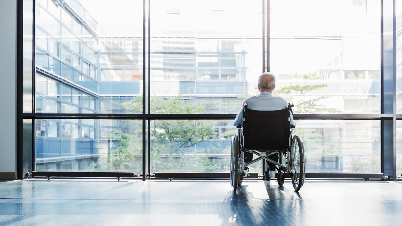 Älterer Mann im Rollstuhl: Der Eigenanteil für die Unterbringung in einem Pflegeheim klettert stetig in die Höhe.