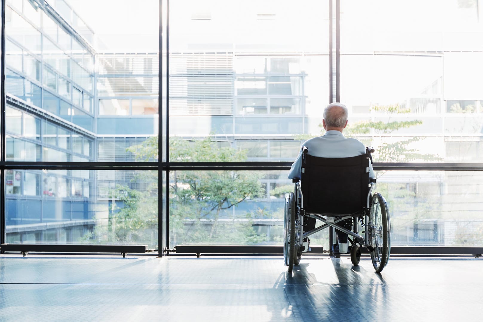 Älterer Mann im Rollstuhl: Der Eigenanteil für die Unterbringung in einem Pflegeheim klettert stetig in die Höhe. Älterer Mann im Rollstuhl: Der Eigenanteil für die Unterbringung in einem Pflegeheim klettert stetig in die Höhe.
