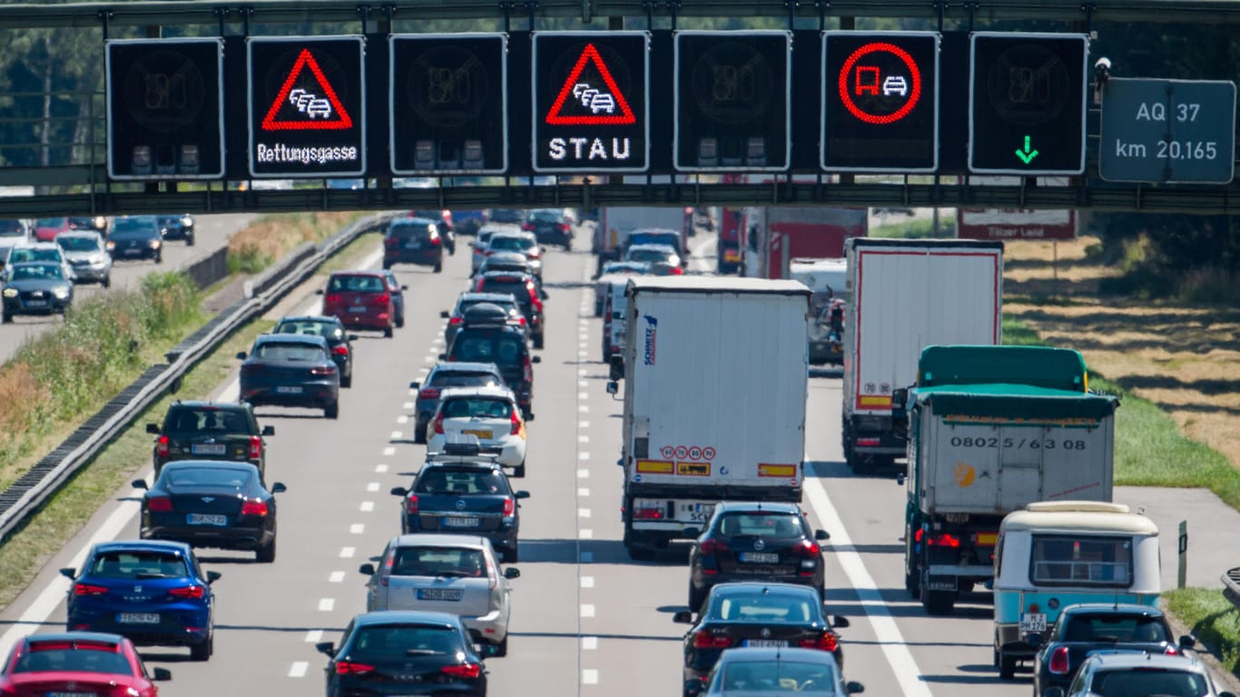 Stau auf der A8: Viele Autofahrer müssen zum Beginn der Ferien mit langen Wartezeiten auf der Straße rechnen.