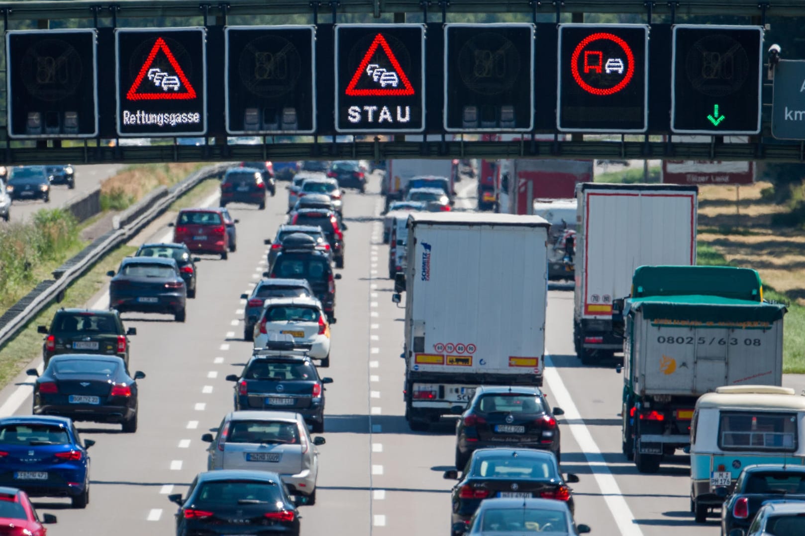 Stau auf der A8: Viele Autofahrer müssen zum Beginn der Ferien mit langen Wartezeiten auf der Straße rechnen.