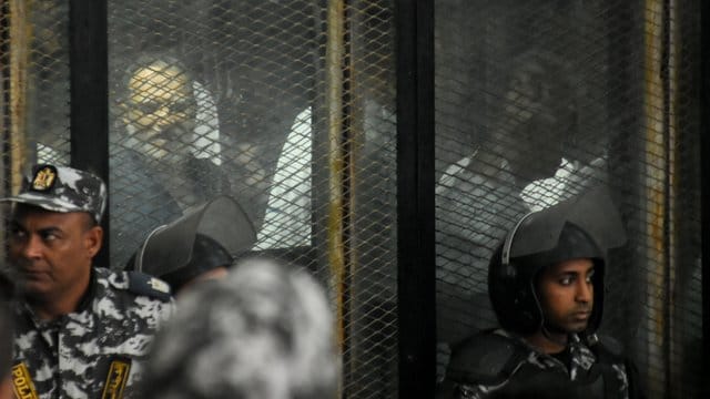 Ein Gericht in Kairo hat 75 Islamisten in einem Massenprozess zum Tode verurteilt. Ein Gericht in Kairo hat 75 Islamisten in einem Massenprozess zum Tode verurteilt.