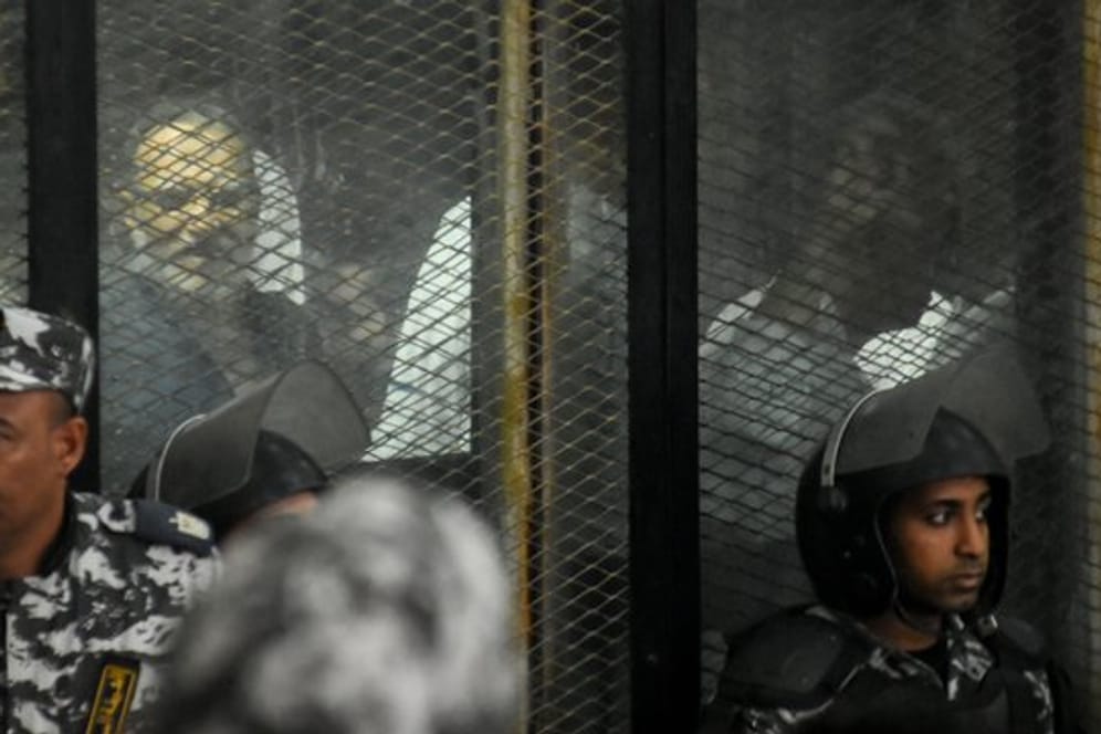 Ein Gericht in Kairo hat 75 Islamisten in einem Massenprozess zum Tode verurteilt.