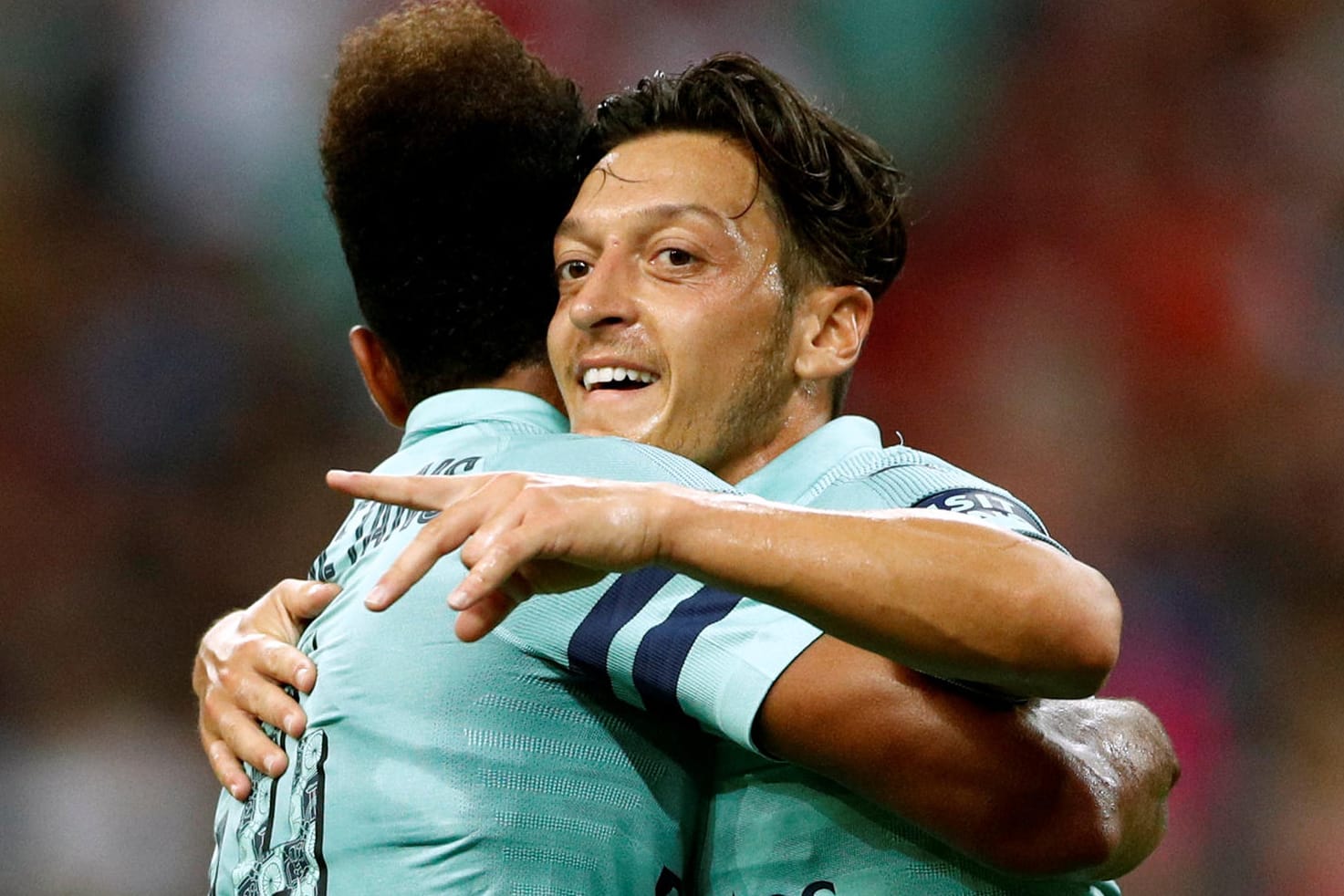 Pierre-Emerick Aubameyang (l.) beglückwünscht Mesut Özil zu seinem Treffer.