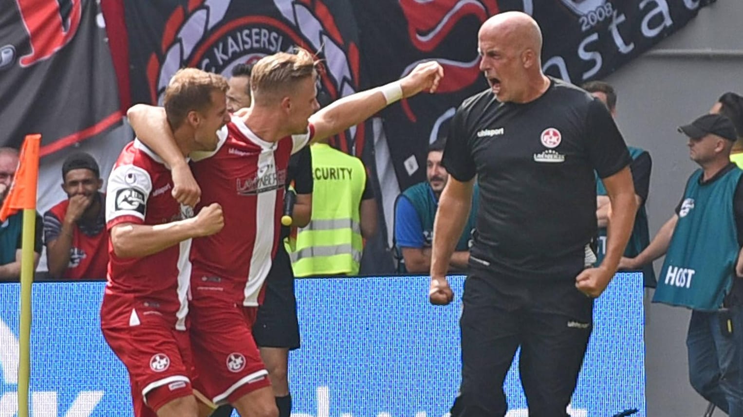 Der Trainer: Michael Frontzeck (rechts) feiert mit seinen Spielern.