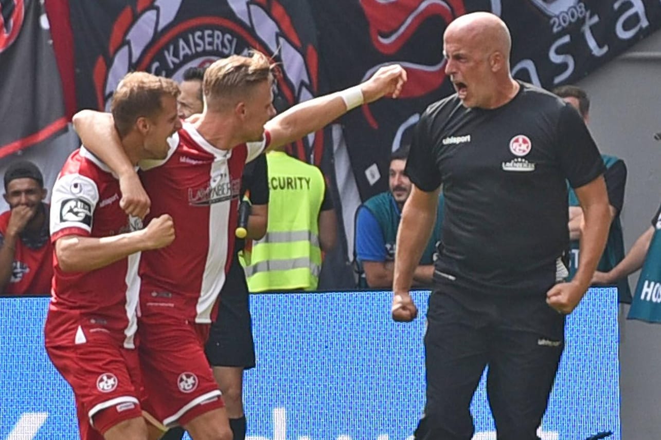 Der Trainer: Michael Frontzeck (rechts) feiert mit seinen Spielern.