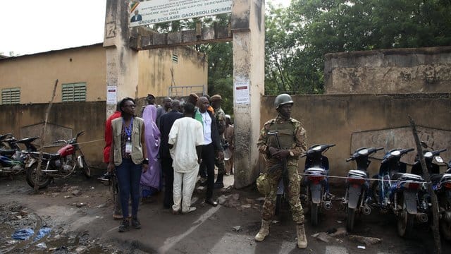 Sicherheitspersonal steht vor einem Wahllokal in Bamako. Sicherheitspersonal steht vor einem Wahllokal in Bamako.