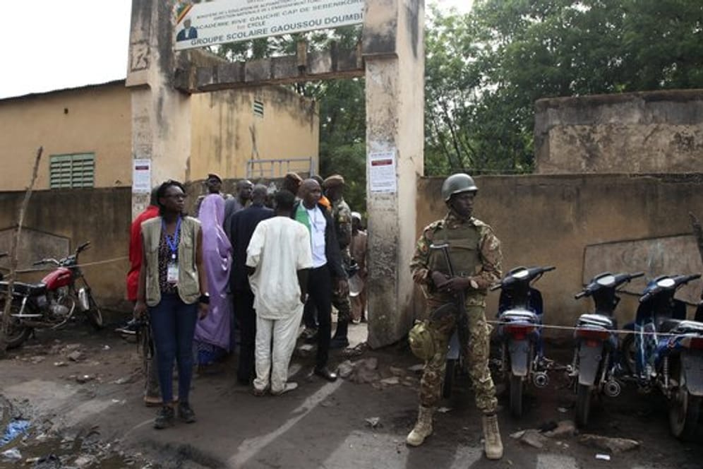 Sicherheitspersonal steht vor einem Wahllokal in Bamako.