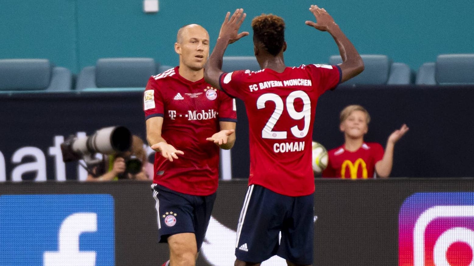 Arjen Robben (l.) bejubelt mit Kingsley Coman seinen Treffer zum 2:0.