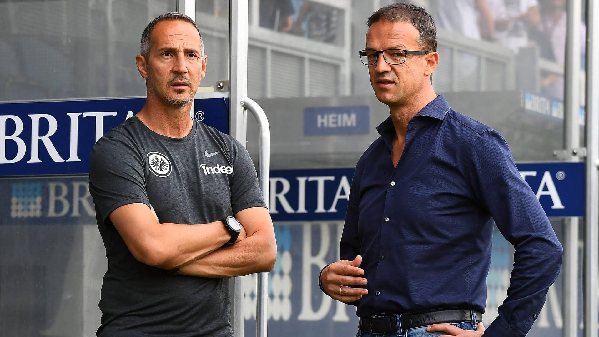 Fredi Bobic (r.) im Gespräch mit Neu-Trainer Adi Hütter.