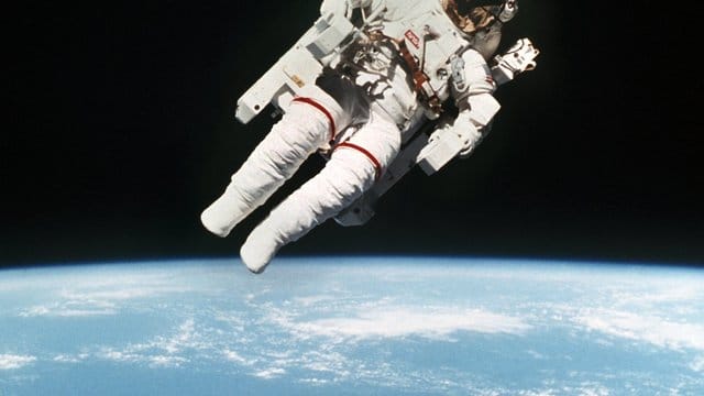 US-Astronaut Bruce McCandless bei seinem ersten Alleinflug ohne Sicherheitsleine über der Erde in der Umlaufbahn des Space Shuttle Challenger im Jahr 1984. US-Astronaut Bruce McCandless bei seinem ersten Alleinflug ohne Sicherheitsleine über der Erde in der Umlaufbahn des Space Shuttle Challenger im Jahr 1984.