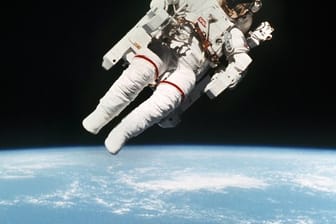 US-Astronaut Bruce McCandless bei seinem ersten Alleinflug ohne Sicherheitsleine über der Erde in der Umlaufbahn des Space Shuttle Challenger im Jahr 1984.