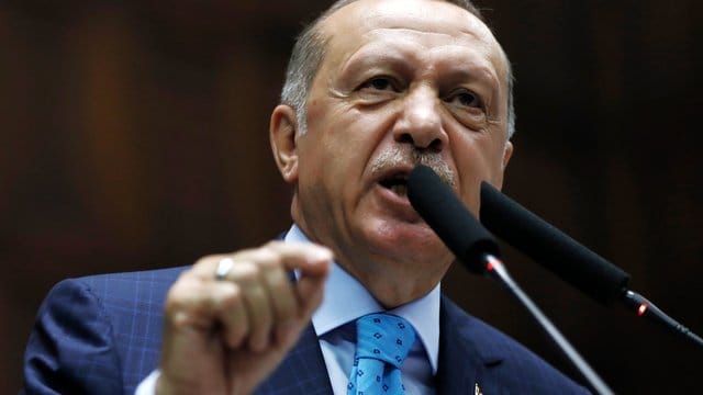 "Die USA darf auch nicht vergessen, dass - wenn sie ihre Haltung nicht ändert - einen starken und aufrichtigen Partner wie die Türkei verliert", sagte Erdogan in Richtung Trump. "Die USA darf auch nicht vergessen, dass - wenn sie ihre Haltung nicht ändert - einen starken und aufrichtigen Partner wie die Türkei verliert", sagte Erdogan in Richtung Trump.