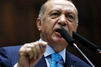 "Die USA darf auch nicht vergessen, dass - wenn sie ihre Haltung nicht ändert - einen starken und aufrichtigen Partner wie die Türkei verliert", sagte Erdogan in Richtung Trump.
