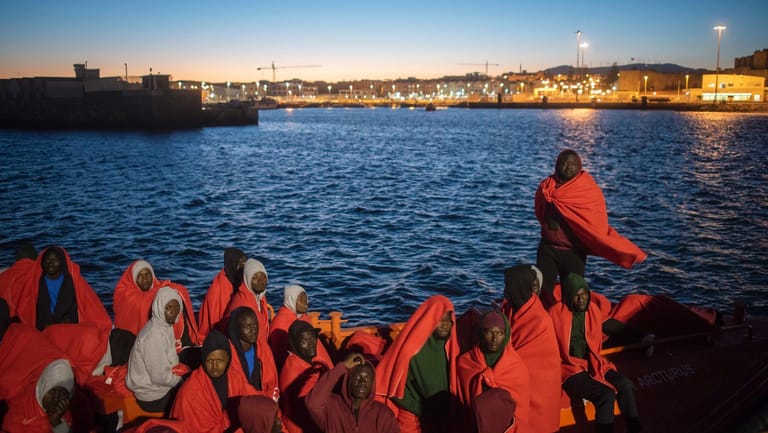 Flüchtlinge an der spanischen Küste: Zuletzt hatte die Internationale Organisation für Migration (IOM) mitgeteilt, dass Spanien zum neuen Hauptziel illegaler Migranten geworden sei.