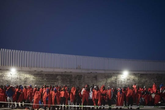 Flüchtlinge warten im Hafen von Tarifa nach ihrer Rettung in der Straße von Gibraltar durch den spanischen Seerettungsdienst.
