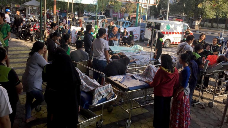 Vor einem Krankenhaus auf Lombok: Ein Erdbeben der Stärke 6,4 hat die indonesische Insel erschüttert.