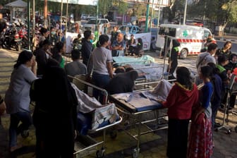Vor einem Krankenhaus auf Lombok: Ein Erdbeben der Stärke 6,4 hat die indonesische Insel erschüttert.
