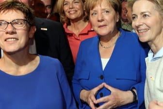 Bundeskanzlerin Angela Merkel zwischen Annegret Kramp-Karrenbauer und Ursula von der Leyen.