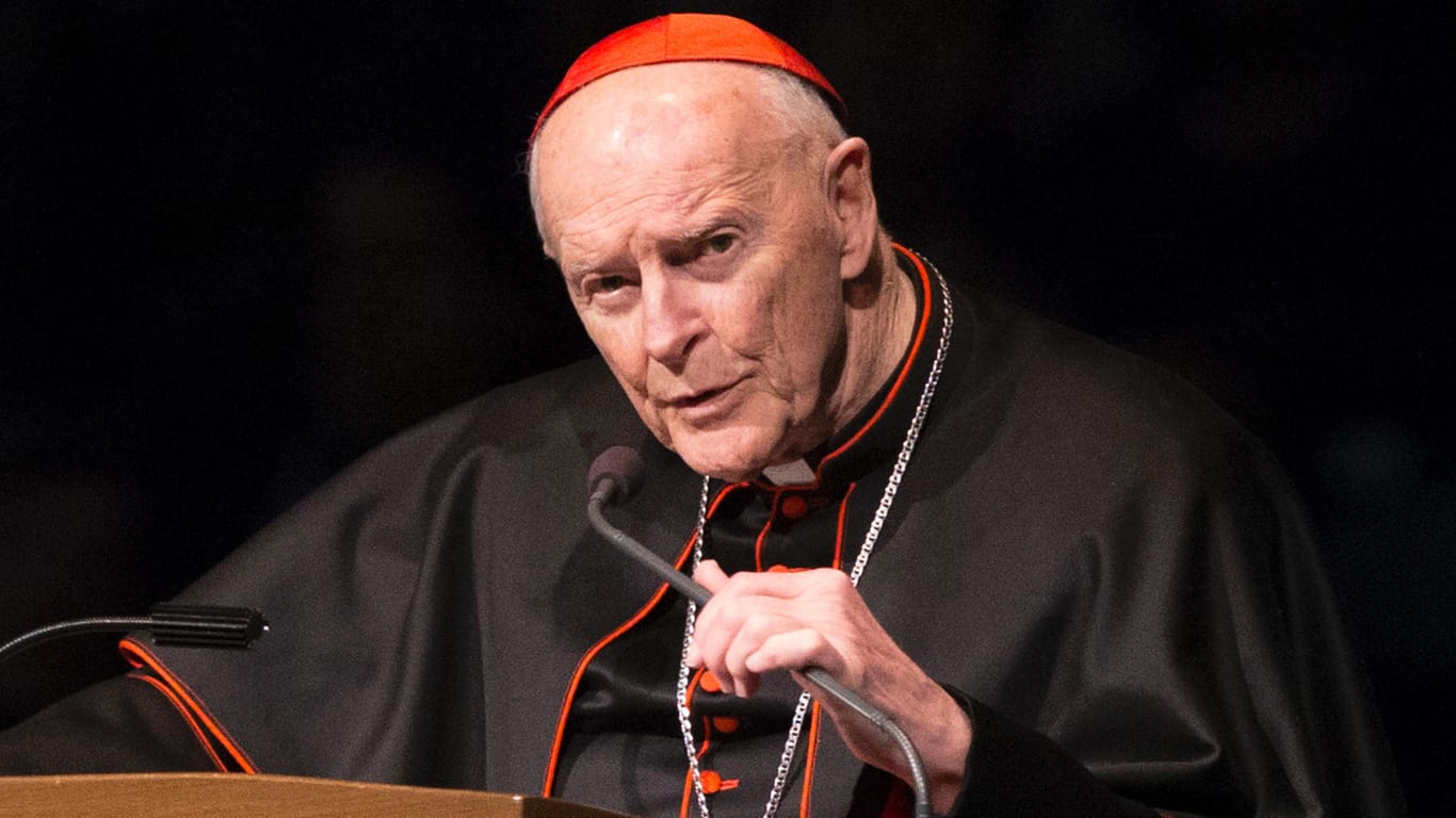 Theodore McCarrick: Der prominente Kardinal muss nun laut Vatikan in einem Haus bleiben, wo er ein "Leben des Gebets und der Buße" führen solle, bis die Vorwürfe gegen ihn vor einem Kirchengericht geklärt seien.