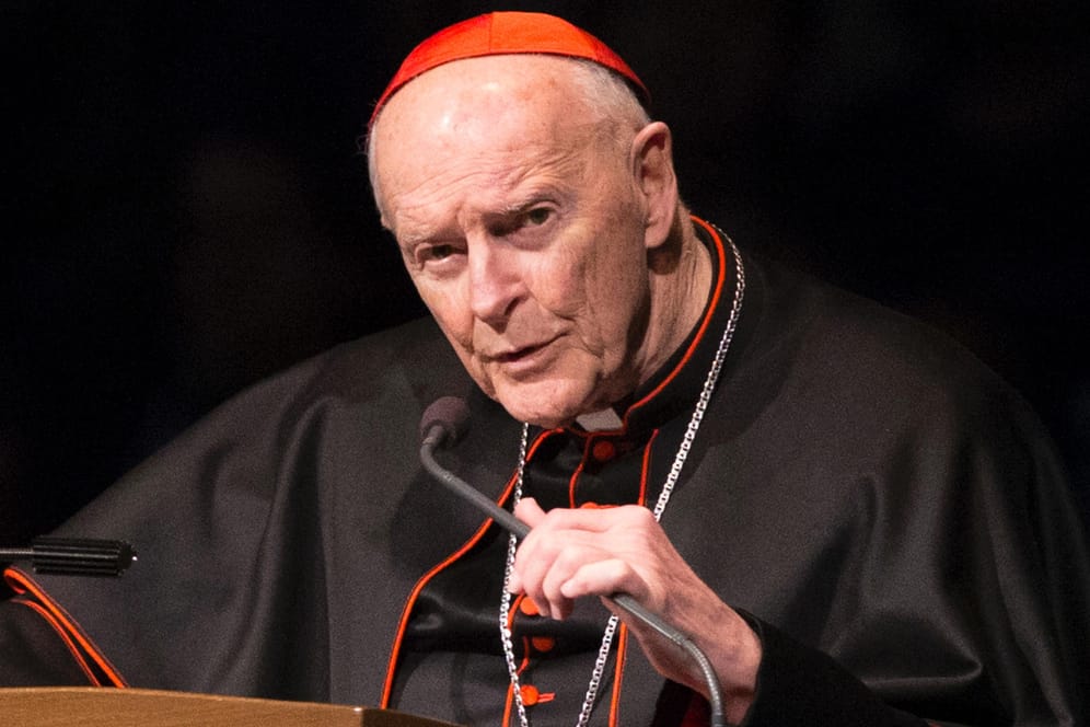 Theodore McCarrick: Der prominente Kardinal muss nun laut Vatikan in einem Haus bleiben, wo er ein "Leben des Gebets und der Buße" führen solle, bis die Vorwürfe gegen ihn vor einem Kirchengericht geklärt seien.