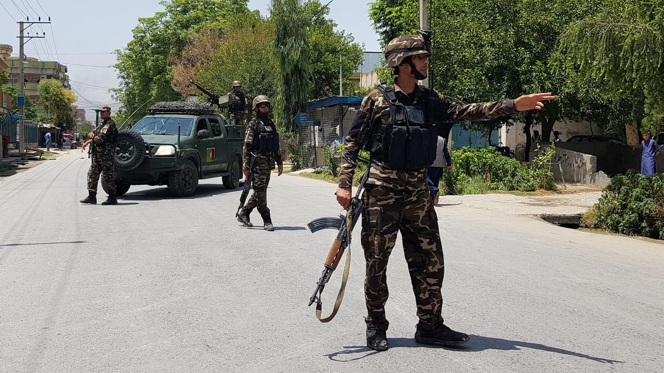 Afghanische Sicherheitskräfte in Dschalalabad: Die von den USA unterstützten Kräfte sollen sich nach einer neuen US-Strategie aus der Fläche zurückziehen und sich auf die Städte konzentrieren.