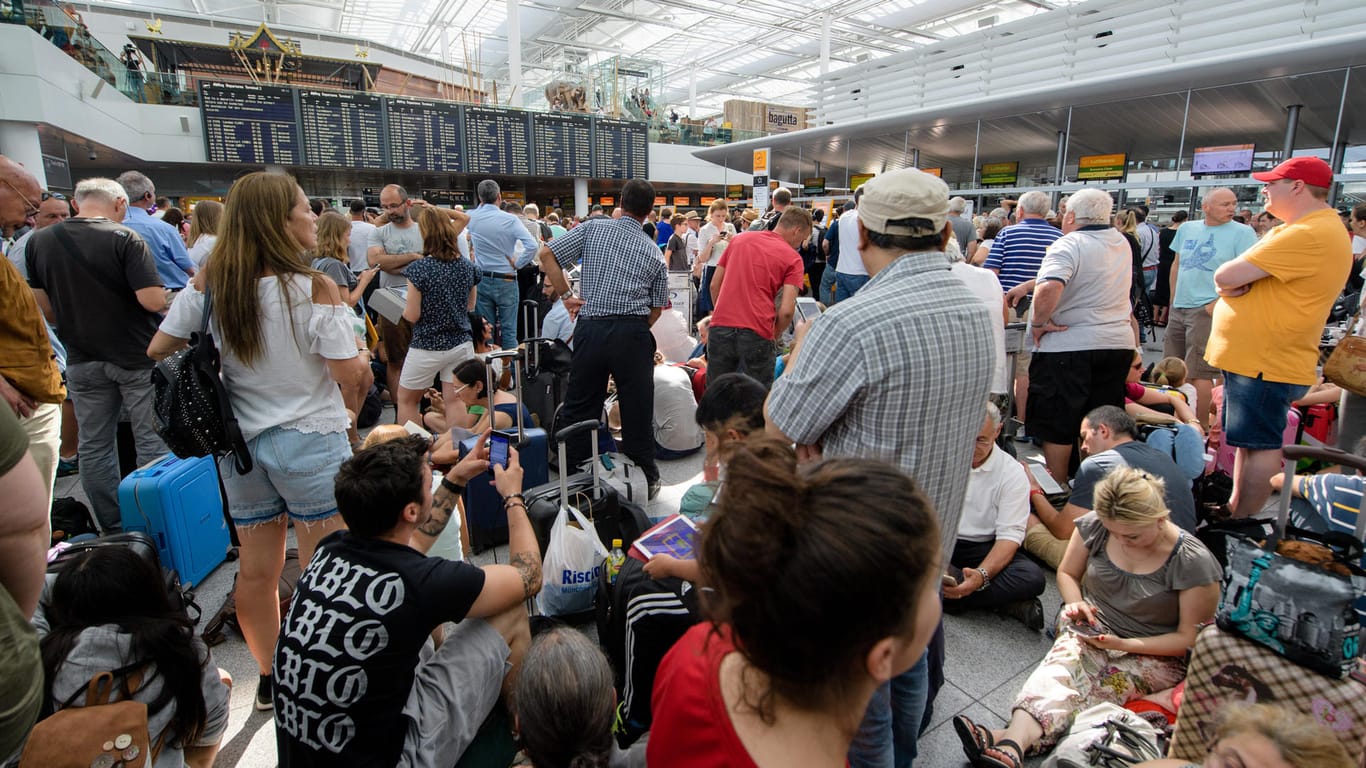 Zahlreiche Fluggäste warten: Wegen eines Polizeieinsatzes ist die Sicherheitszone im Terminal 2 am Flughafen München vorübergehend gesperrt worden.