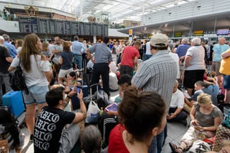 Zahlreiche Fluggäste warten: Wegen eines Polizeieinsatzes ist die Sicherheitszone im Terminal 2 am Flughafen München vorübergehend gesperrt worden.