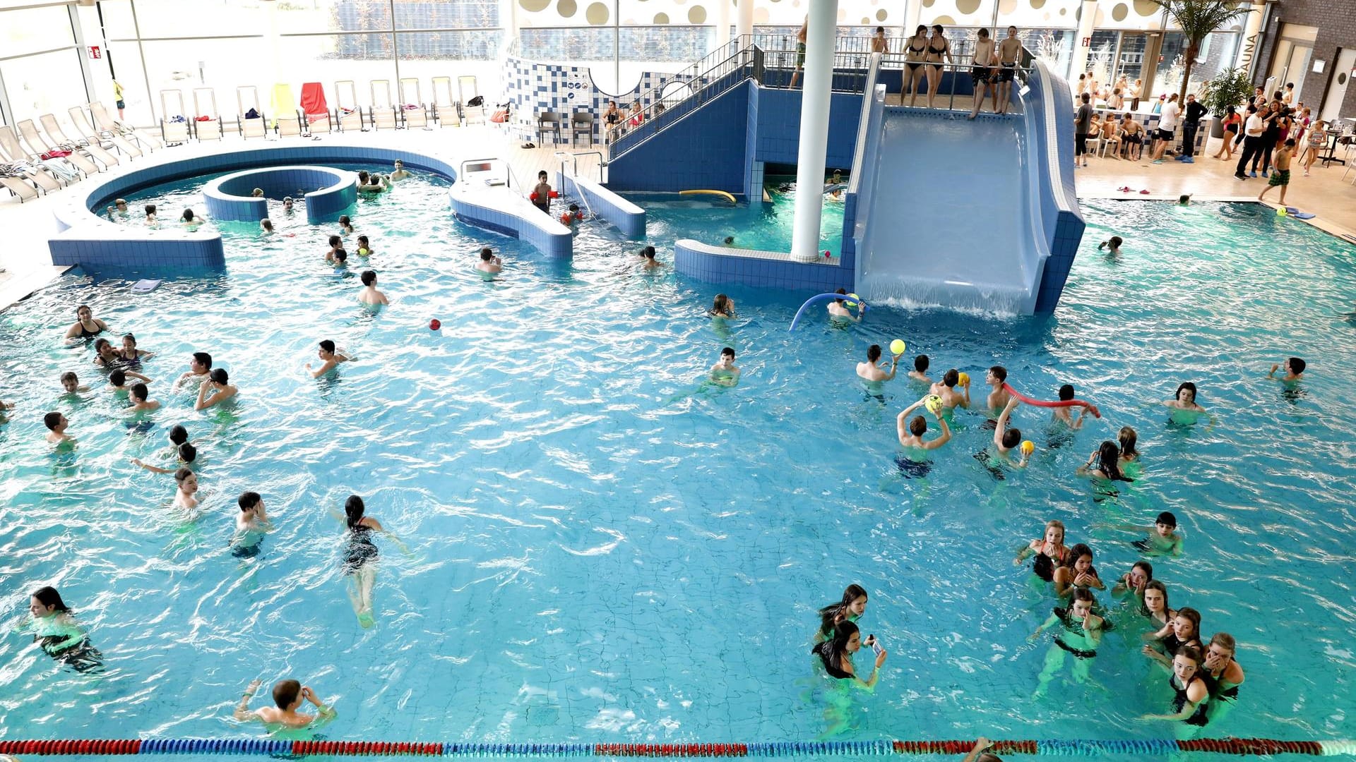 Ein Hallenbad: Im ganzen Land stehen einem Bericht zufolge 128 Schließungen seit Anfang 2016 nur 42 Bädersanierungen und sechs Neueröffnungen gegenüber. Ein Hallenbad: Im ganzen Land stehen einem Bericht zufolge 128 Schließungen seit Anfang 2016 nur 42 Bädersanierungen und sechs Neueröffnungen gegenüber.