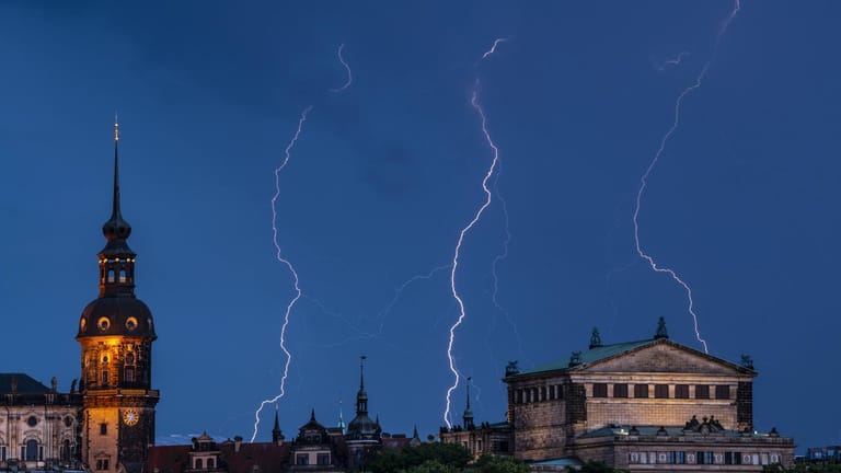 Blitze über Dresden: Bei Gewitter ist es ratsam, sich in Sicherheit zu bringen.