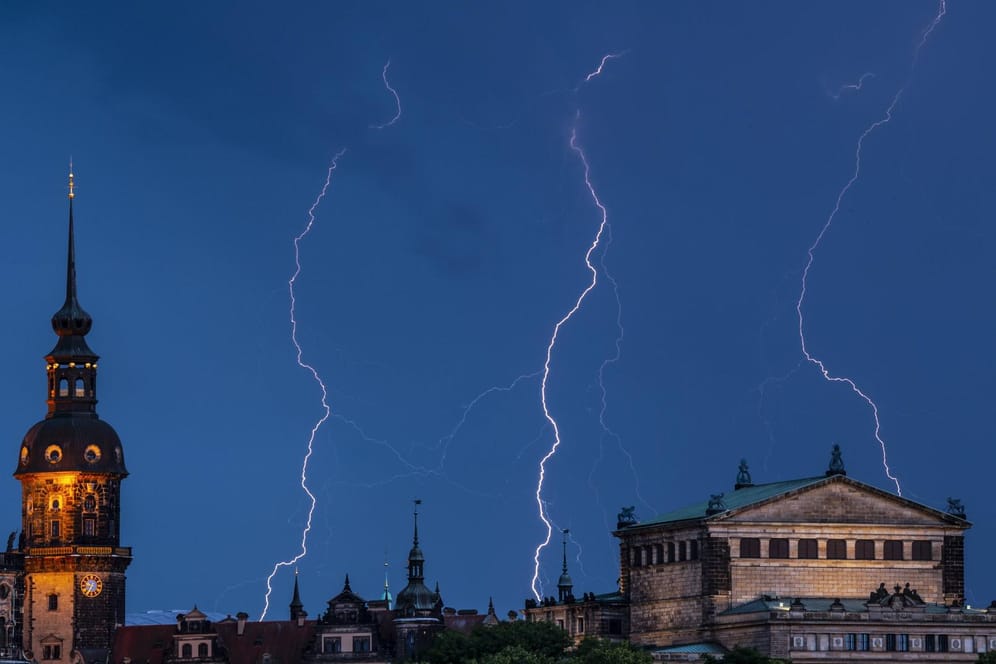 Blitze über Dresden: Bei Gewitter ist es ratsam, sich in Sicherheit zu bringen.