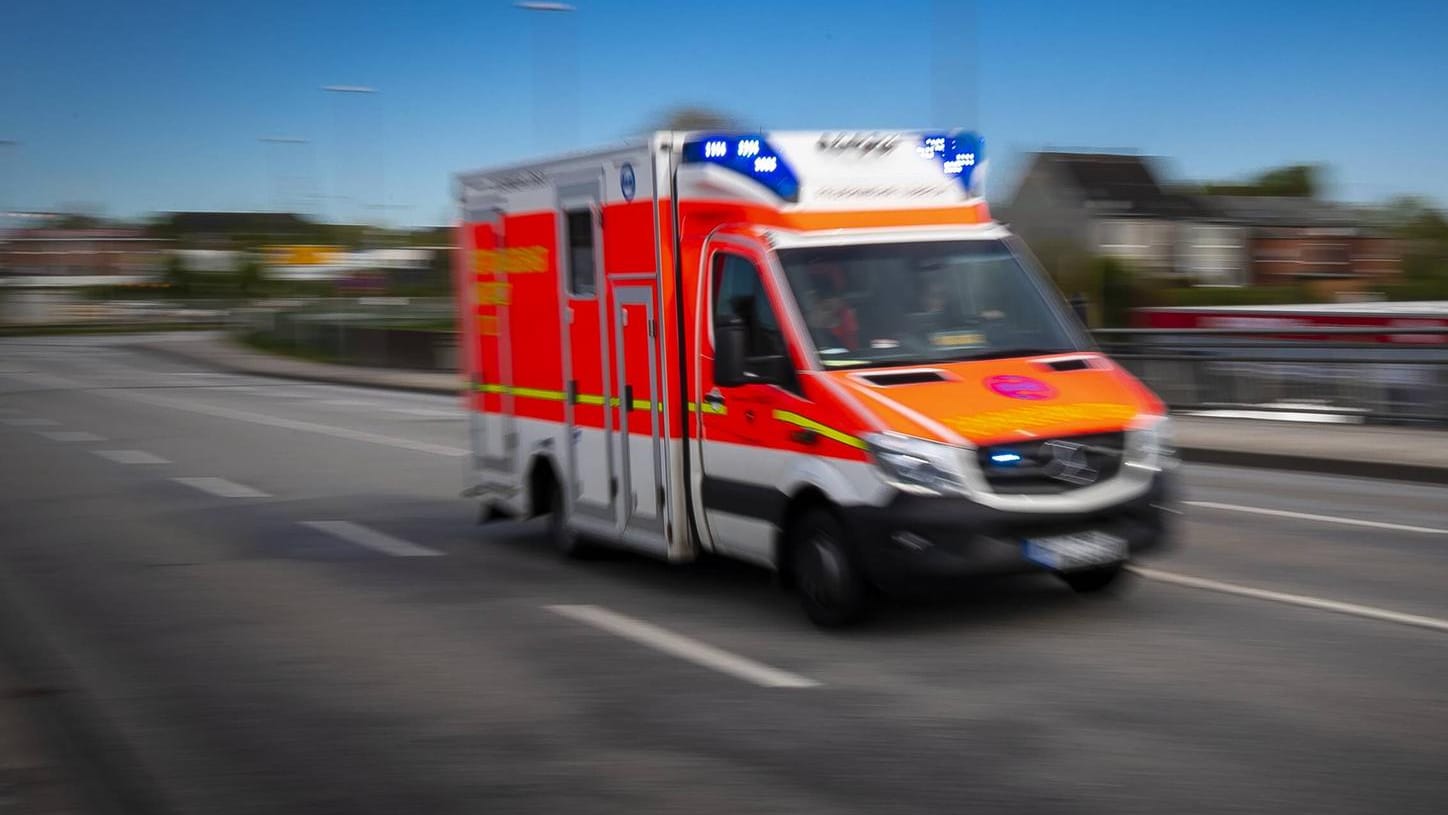 Krankenwagen im Einsatz: Die Beifahrerin eines Bikers ist schwer verletzt worden. (Symbolbild) Krankenwagen im Einsatz: Die Beifahrerin eines Bikers ist schwer verletzt worden. (Symbolbild)