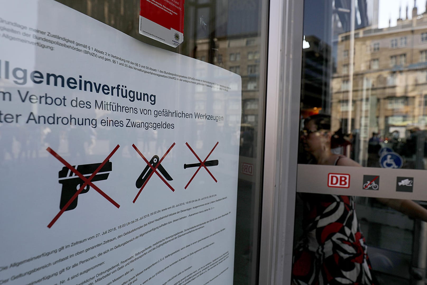 Waffenverbot im Kölner Hauptbahnhof: An den Kontrollen waren laut Sprecherin mehr als 50 Beamte beteiligt.
