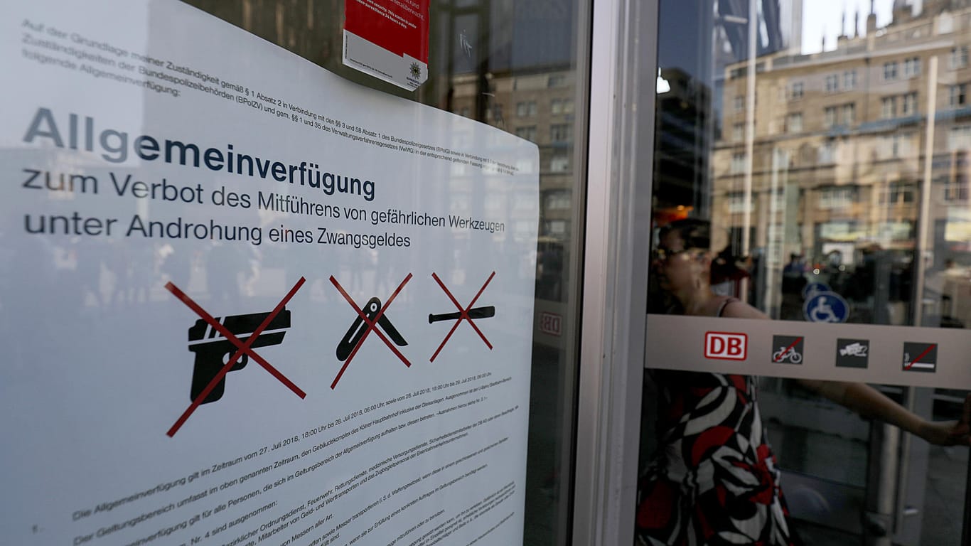 Waffenverbot im Kölner Hauptbahnhof: An den Kontrollen waren laut Sprecherin mehr als 50 Beamte beteiligt.