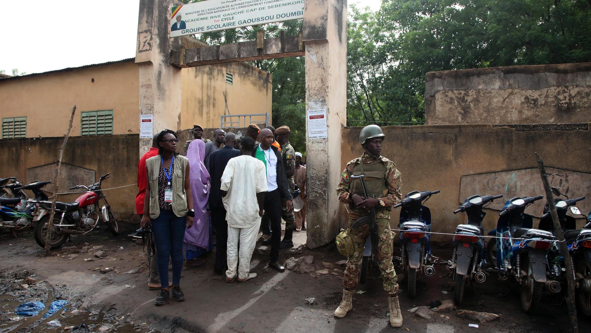 Sicherheitspersonal steht vor einem Wahllokal in Mali: Die Bürger in dem westafrikanischen Krisenstaat konnten sich am Sonntag zwischen 24 Kandidaten entscheiden. Sicherheitspersonal steht vor einem Wahllokal in Mali: Die Bürger in dem westafrikanischen Krisenstaat konnten sich am Sonntag zwischen 24 Kandidaten entscheiden.